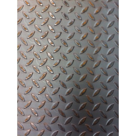Lamiera bugnata mandorlata in fe (acciaio comune) dalle dimensioni di 100x200cm, pessore 3+2mm
