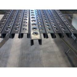 Barra in acciaio comune (fe) adatta per ricavare gradini da saldare per scale a pioli.
Dimensioni 25x35x25mm lunghezza 2